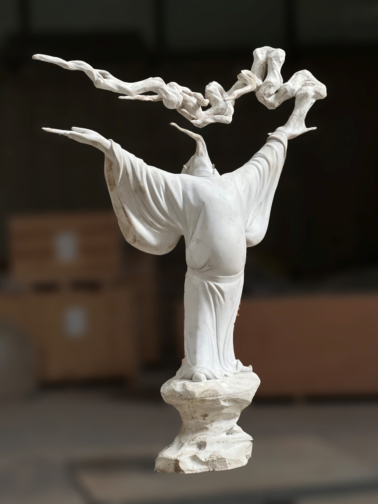 <h2>双管齐下</h2><p>作者：余晨星</p><p>创作年代：2021年</p><p>规格：80cm×80cm×30cm</p><p>品类：树脂</p>